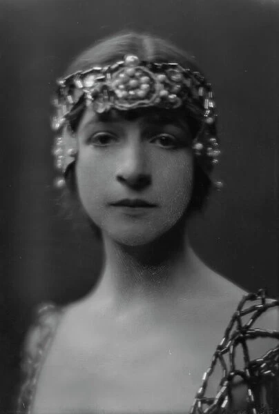 Morgan, Miss, portrait photograph, 1916 Feb. 13. Creator: Arnold Genthe