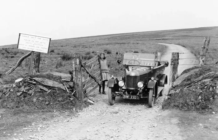 Framed Print : A Morris Bullnose driving through a gateway, early 1920s Framed Print : A Morris Bullnose driving through a gateway, early 1920s
