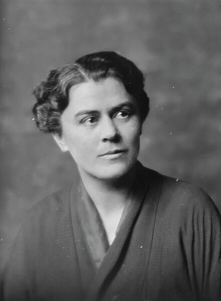 Morris, J.R. Mrs. portrait photograph, 1916. Creator: Arnold Genthe