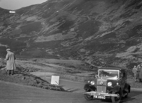 Morris Ten saloon of Miss JEB Richardson at the RSAC Scottish Rally, Devils Elbow, Glenshee, 1934