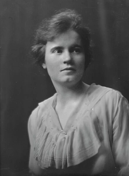 Morse, Anna, Miss, portrait photograph, 1917 Apr. 30. Creator: Arnold Genthe