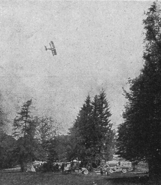 Mort de laviateur Boillot; Navarre venant par les airs assister a l'enterrement de son... 1916. Creator: Unknown