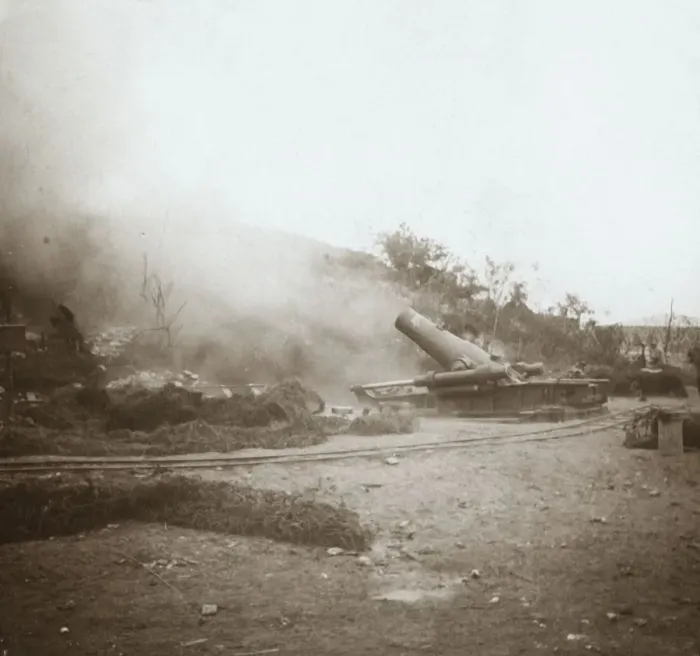 Framed Print : Mortar in action, Somme, northern France, c1914-c1918 Framed Print : Mortar in action, Somme, northern France, c1914-c1918
