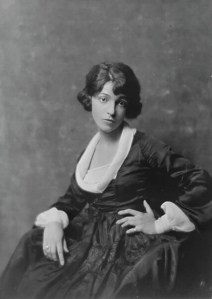 Moss, Marion Joy, Miss, portrait photograph, 1917 Aug. 30. Creator: Arnold Genthe