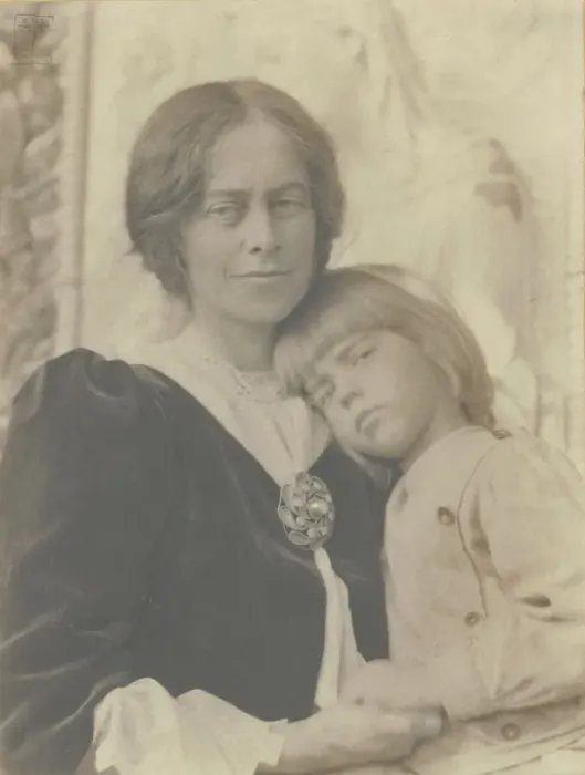 Framed Print : Mother and child, 1905. Creator: Eva Watson-Schutze Framed Print : Mother and child, 1905. Creator: Eva Watson-Schutze