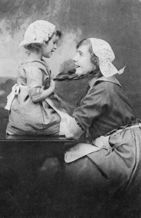 Framed Print : Mother and daughter, early 20th century Framed Print : Mother and daughter, early 20th century