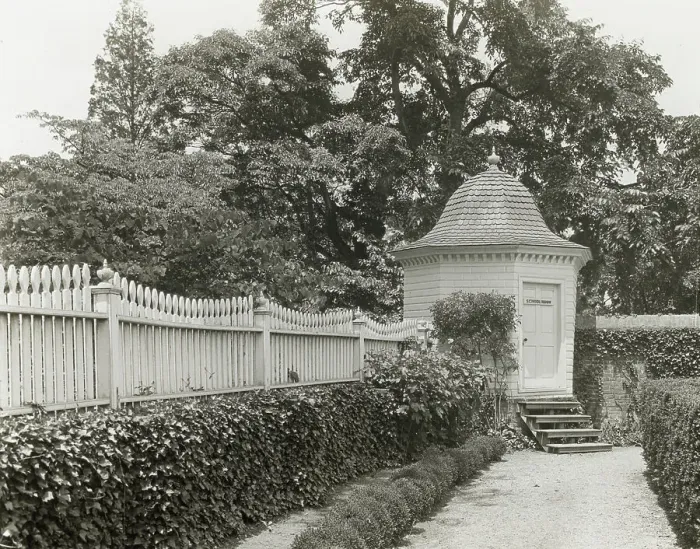 Framed Print : Mount Vernon, George Washington house, George Washington Parkway, Mount Vernon, Virginia, c1894. Creator: Frances Benjamin Johnston. Mount Vernon, George Washington house, George Washington Parkway, Mount Vernon, Virginia, c1894 Framed Print : Mount Vernon, George Washington house, George Washington Parkway, Mount Vernon, Virginia, c1894. Creator: Frances Benjamin Johnston. Mount Vernon, George Washington house, George Washington Parkway, Mount Vernon, Virginia, c1894