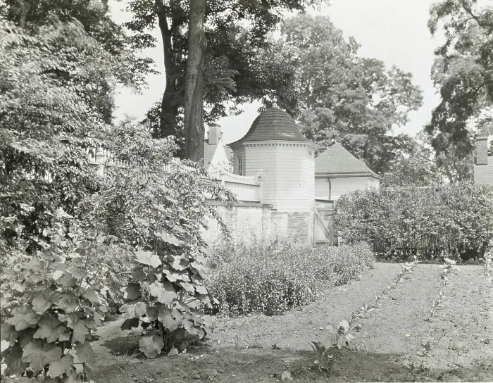 Framed Print : Mount Vernon, George Washington house, George Washington Parkway, Mount Vernon, Virginia, c1894. Creator: Frances Benjamin Johnston. Mount Vernon, George Washington house, George Washington Parkway, Mount Vernon, Virginia, c1894 Framed Print : Mount Vernon, George Washington house, George Washington Parkway, Mount Vernon, Virginia, c1894. Creator: Frances Benjamin Johnston. Mount Vernon, George Washington house, George Washington Parkway, Mount Vernon, Virginia, c1894