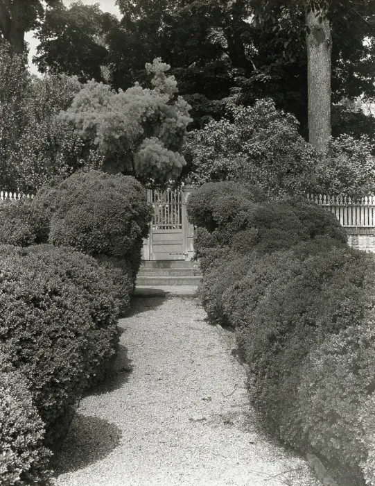 Framed Print : Mount Vernon, George Washington house, George Washington Parkway, Mount Vernon, Virginia, c1894. Creator: Frances Benjamin Johnston. Mount Vernon, George Washington house, George Washington Parkway, Mount Vernon, Virginia, c1894 Framed Print : Mount Vernon, George Washington house, George Washington Parkway, Mount Vernon, Virginia, c1894. Creator: Frances Benjamin Johnston. Mount Vernon, George Washington house, George Washington Parkway, Mount Vernon, Virginia, c1894