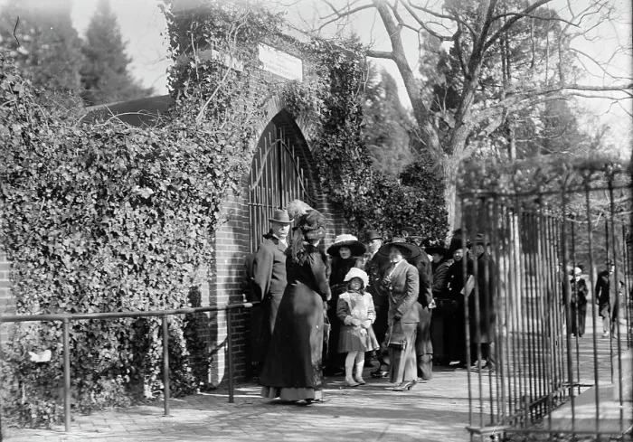 Framed Print : Mount Vernon - Tomb of Washington, 1911. Creator: Harris & Ewing. Mount Vernon - Tomb of Washington, 1911. Creator: Harris & Ewing Framed Print : Mount Vernon - Tomb of Washington, 1911. Creator: Harris & Ewing. Mount Vernon - Tomb of Washington, 1911. Creator: Harris & Ewing
