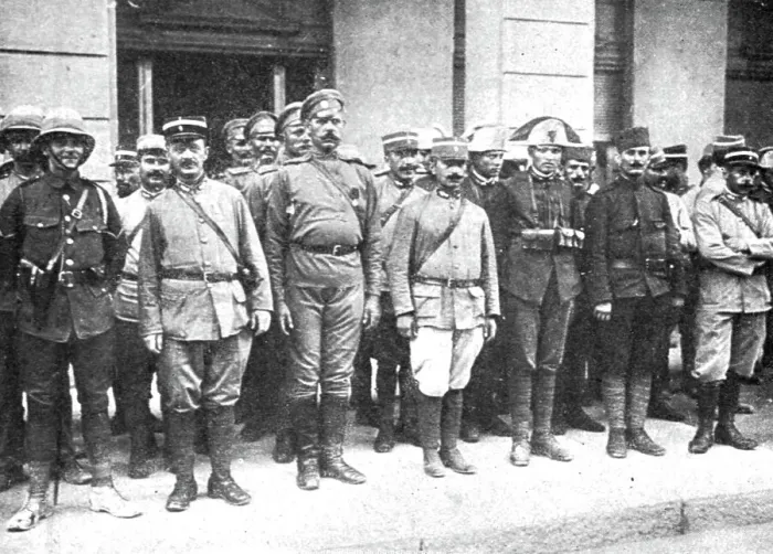 Framed Print : Un mouvement national a Salonique; Les gendarmes de l'Entente, 1916. Creator: Unknown Framed Print : Un mouvement national a Salonique; Les gendarmes de l'Entente, 1916. Creator: Unknown