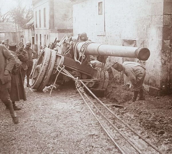Moving heavy artillery, Genicourt, northern France, c1914-c1918