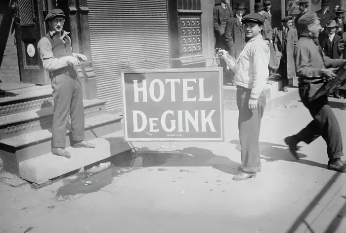 Framed Print : Moving Hotel de Gink, between c1910 and c1915. Creator: Bain News Service Framed Print : Moving Hotel de Gink, between c1910 and c1915. Creator: Bain News Service