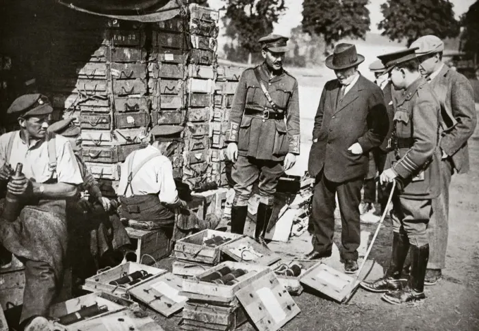 Framed Print : Mr Asquith watching men adjusting fuses, Somme campaign, France, World War I, 1916 Framed Print : Mr Asquith watching men adjusting fuses, Somme campaign, France, World War I, 1916