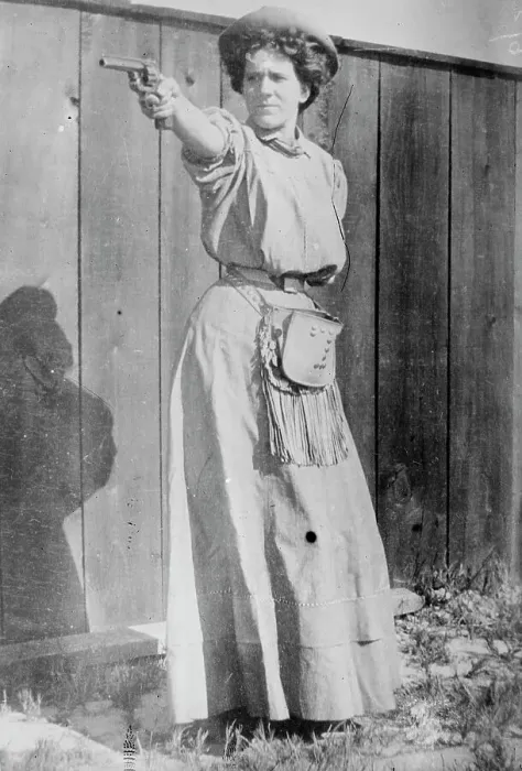 Framed Print : Mrs. Adolph Topperwein. [with gun], between c1910 and c1915. Creator: Bain News Service