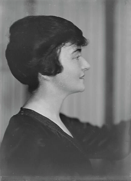Mrs. A.J. Marcuse, portrait photograph, 1918 Dec. 5. Creator: Arnold Genthe
