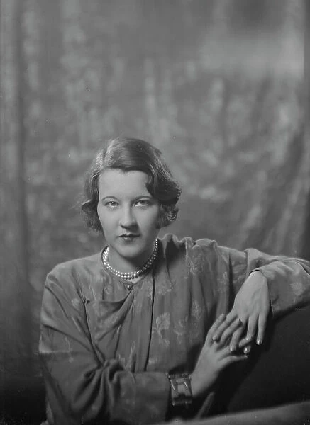 Mrs. Allerton S. Cushman, portrait photograph, 1927 Nov. 23. Creator: Arnold Genthe
