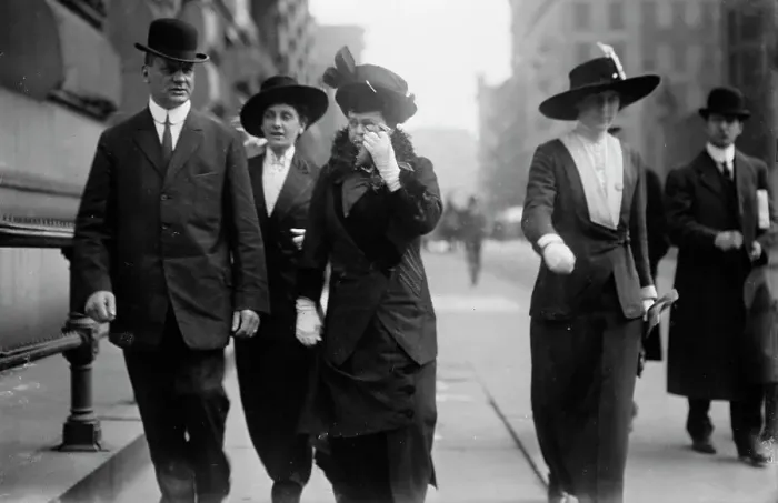 Framed Print : Mrs. [Alva] Belmont at gunmen's trial, 1912. Creator: Bain News Service