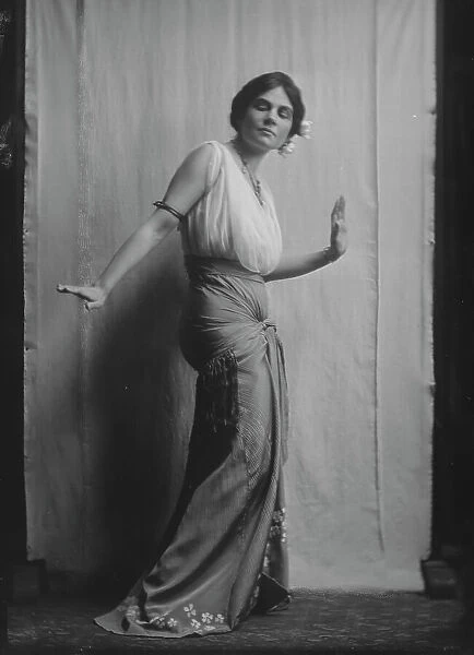 Mrs. Anna Higgins Matthiesen, portrait photograph, 1925. Creator: Arnold Genthe