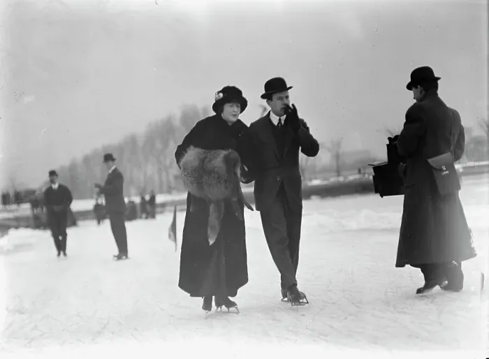 Framed Print : Mrs. Arthur Lewis Skating, 1912. Creator: Harris & Ewing. Mrs. Arthur Lewis Skating, 1912. Creator: Harris & Ewing Framed Print : Mrs. Arthur Lewis Skating, 1912. Creator: Harris & Ewing. Mrs. Arthur Lewis Skating, 1912. Creator: Harris & Ewing