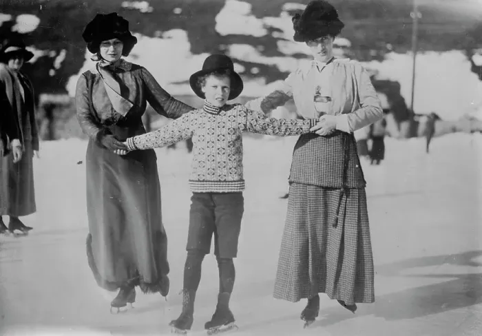 Framed Print : Mrs. Asquith and children at Murren, between c1910 and c1915. Creator: Bain News Service Framed Print : Mrs. Asquith and children at Murren, between c1910 and c1915. Creator: Bain News Service