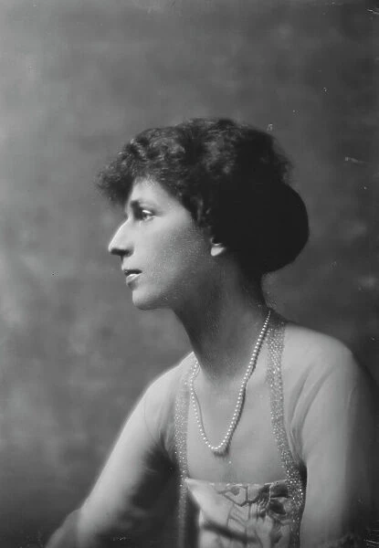 Mrs. B. Dominick, portrait photograph, 1918 Feb. 19. Creator: Arnold Genthe