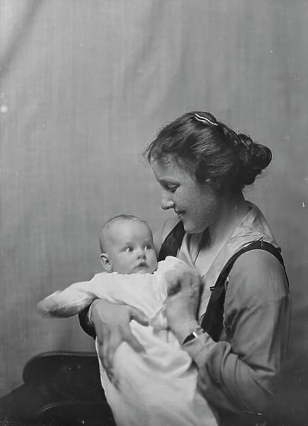 Mrs. Baldwin Smith, and baby, portrait photograph, 1918 Nov. 23. Creator: Arnold Genthe