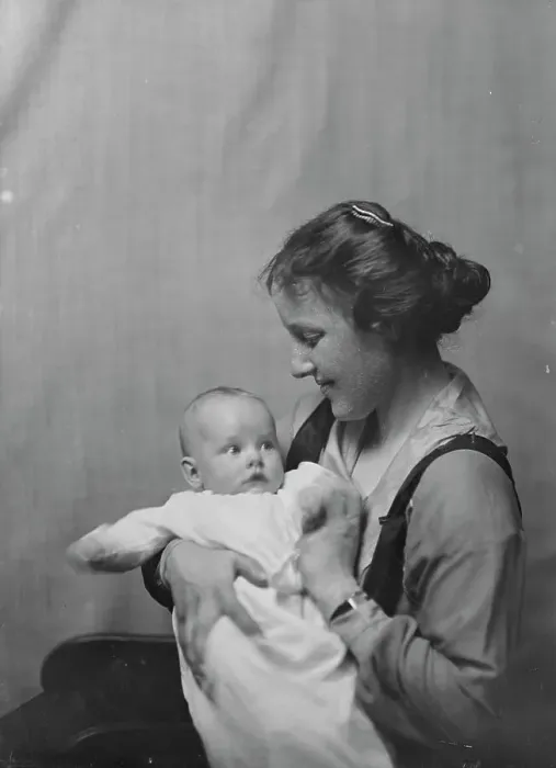 Framed Print : Mrs. Baldwin Smith, and baby, portrait photograph, 1918 Nov. 23. Creator: Arnold Genthe Framed Print : Mrs. Baldwin Smith, and baby, portrait photograph, 1918 Nov. 23. Creator: Arnold Genthe