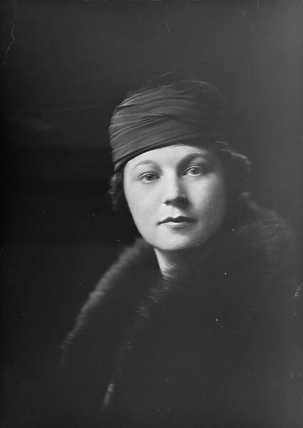 Mrs. Barkhausen, portrait photograph, 1918 Dec. 9. Creator: Arnold Genthe