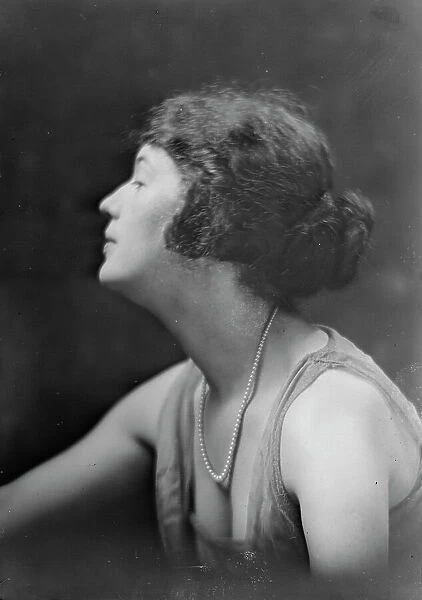 Mrs. Betty Phelps, portrait photograph, 1919 July 21. Creator: Arnold Genthe