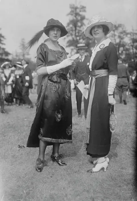 Framed Print : Mrs. C.B. Dillingham, Mrs. Julian Gerard, between c1915 and c1920. Creator: Bain News Service Framed Print : Mrs. C.B. Dillingham, Mrs. Julian Gerard, between c1915 and c1920. Creator: Bain News Service