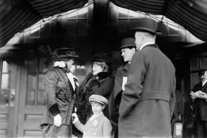 Framed Print : Mrs. C.D. Gibson -- Mrs. W. Astor & son, between c1910 and c1915. Creator: Bain News Service Framed Print : Mrs. C.D. Gibson -- Mrs. W. Astor & son, between c1910 and c1915. Creator: Bain News Service
