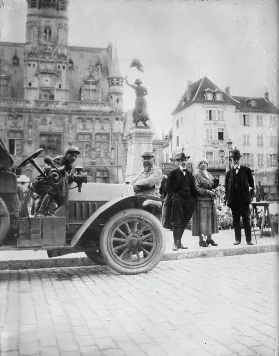 Framed Print : Mrs. Cecile Sartoris in Compiegne, between c1915 and c1920. Creator: Bain News Service Framed Print : Mrs. Cecile Sartoris in Compiegne, between c1915 and c1920. Creator: Bain News Service