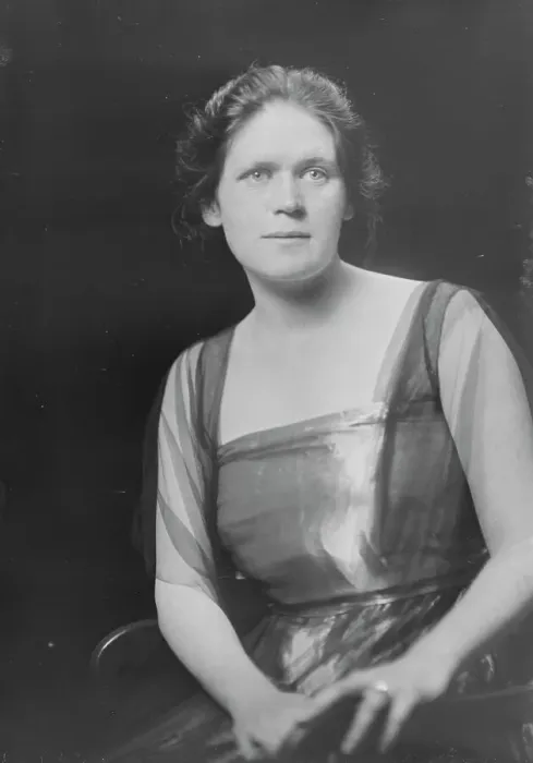 Framed Print : Mrs. E.L. Ashton, portrait photograph, 1918 Nov. 12. Creator: Arnold Genthe Framed Print : Mrs. E.L. Ashton, portrait photograph, 1918 Nov. 12. Creator: Arnold Genthe