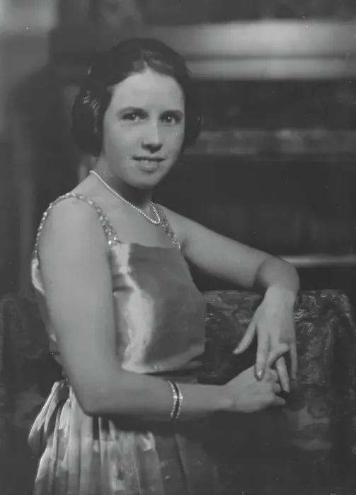 Framed Print : Mrs. E.R. Gleason, portrait photograph, 1917 Nov. 19. Creator: Arnold Genthe Framed Print : Mrs. E.R. Gleason, portrait photograph, 1917 Nov. 19. Creator: Arnold Genthe