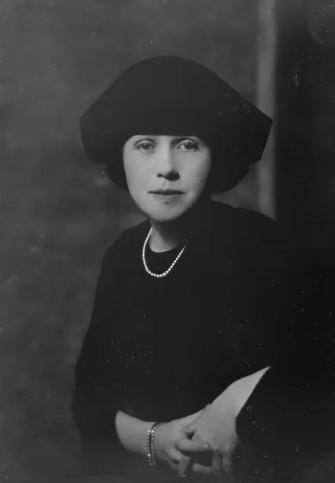Framed Print : Mrs. E.R. Gleason, portrait photograph, 1917 Nov. 19. Creator: Arnold Genthe Framed Print : Mrs. E.R. Gleason, portrait photograph, 1917 Nov. 19. Creator: Arnold Genthe