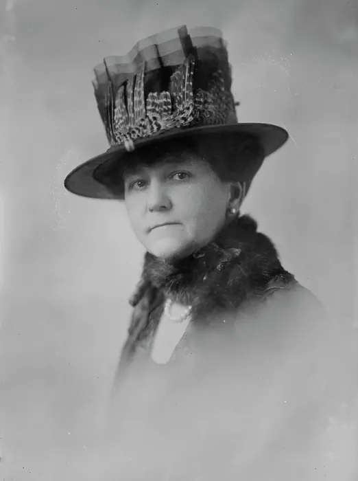 Framed Print : Mrs. F.O. Lowde [i.e. Lowden], between c1915 and c1920. Creator: Bain News Service