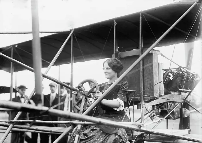 Framed Print : Mrs. G. Curtiss, c1910. Creator: Bain News Service Framed Print : Mrs. G. Curtiss, c1910. Creator: Bain News Service