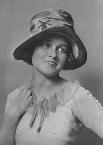 Mrs. G. Webster, portrait photograph, 1918 July or Aug. Creator: Arnold Genthe