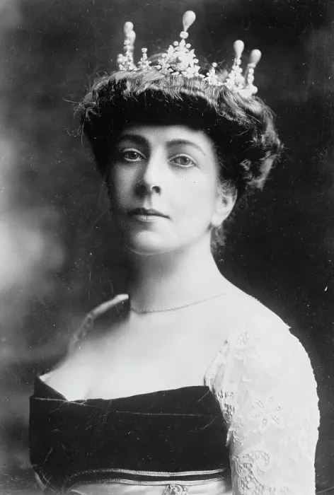 Framed Print : Mrs. Geo. Cornwallis West, 1913. Creator: Bain News Service Framed Print : Mrs. Geo. Cornwallis West, 1913. Creator: Bain News Service