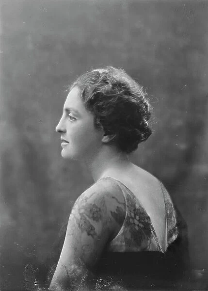 Mrs. George Ewing, portrait photograph, 1918 June 1. Creator: Arnold Genthe