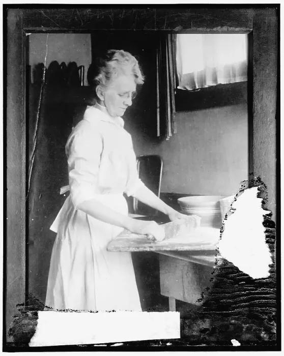 Framed Print : Mrs. G.M. King, between 1910 and 1920. Creator: Harris & Ewing. Mrs. G.M. King, between 1910 and 1920. Creator: Harris & Ewing Framed Print : Mrs. G.M. King, between 1910 and 1920. Creator: Harris & Ewing. Mrs. G.M. King, between 1910 and 1920. Creator: Harris & Ewing