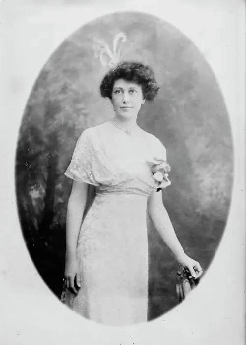 Framed Print : Mrs. Gordon Knox Bell, between c1910 and c1915. Creator: Bain News Service Framed Print : Mrs. Gordon Knox Bell, between c1910 and c1915. Creator: Bain News Service