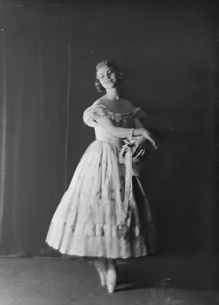 Mrs. Gugi, (Marion Vardi), 1918 June 5. Creator: Arnold Genthe