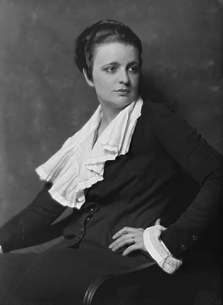 Mrs. Harbeck, portrait photograph, 1918 Mar. 12. Creator: Arnold Genthe