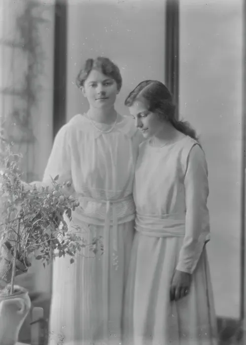 Framed Print : Mrs. Harris Stoehr and daughter, portrait photograph, 1918 June 3. Creator: Arnold Genthe Framed Print : Mrs. Harris Stoehr and daughter, portrait photograph, 1918 June 3. Creator: Arnold Genthe