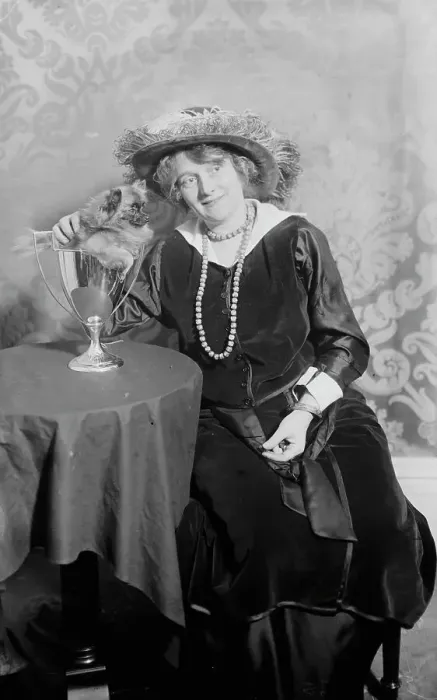 Framed Print : Mrs. Henry Hill, Little Miss Muffet, pet, between c1910 and c1915. Creator: Bain News Service Framed Print : Mrs. Henry Hill, Little Miss Muffet, pet, between c1910 and c1915. Creator: Bain News Service