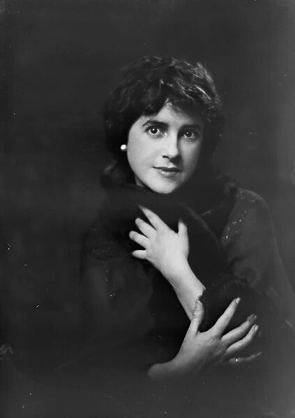 Mrs. Hugo Reiss, portrait photograph, 1919 Oct. 30. Creator: Arnold Genthe