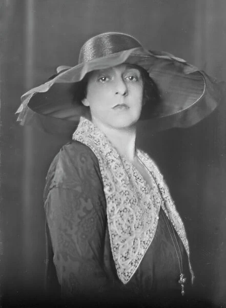 Mrs. J.E. Zanetti, portrait photograph, 1918 July 1. Creator: Arnold Genthe