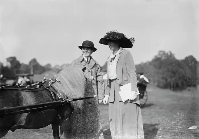 Framed Print : Mrs. Jenks and Miss Dora Voight, between c1910 and c1915. Creator: Bain News Service Framed Print : Mrs. Jenks and Miss Dora Voight, between c1910 and c1915. Creator: Bain News Service